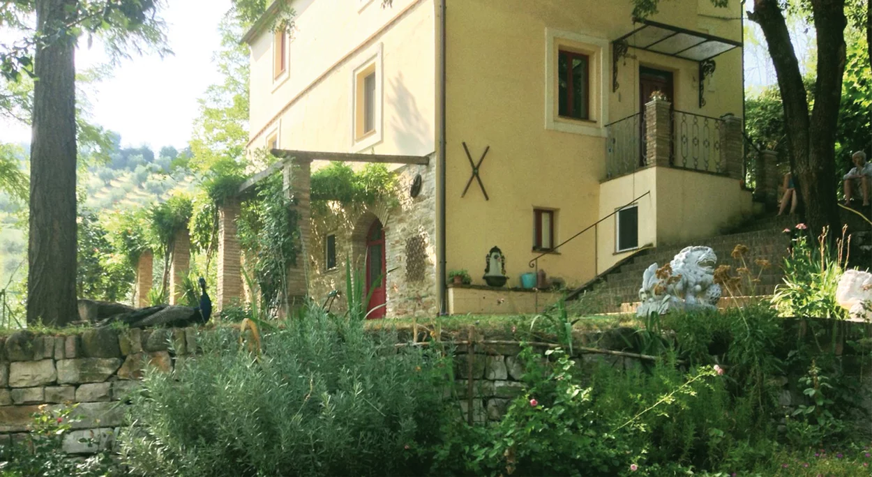 Das Landhaus Villa Castelplanio mit Treppe und Garten